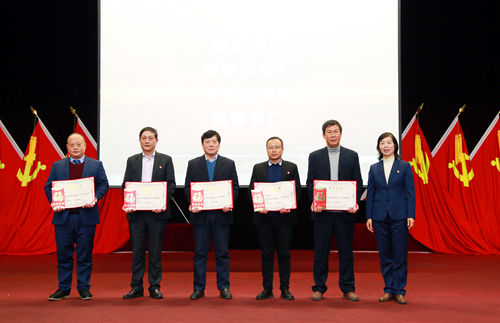 賈孟飛副總經(jīng)理為公司2021年度先進(jìn)集體頒獎_副本.jpg